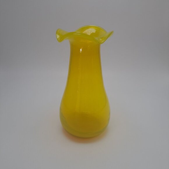 Vintage Yellow Blown Glass Vase With Ruffled Edge - Picture 4 of 10